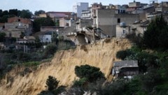 Abgerissene Hausfronten und freiliegende Zimmer wie in einem Puppenhaus zeigen das Ausmaß des ...