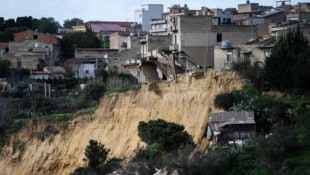 Abgerissene Hausfronten und freiliegende Zimmer wie in einem Puppenhaus zeigen das Ausmaß des ...