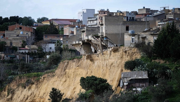 Abgerissene Hausfronten und freiliegende Zimmer wie in einem Puppenhaus zeigen das Ausmaß des ...