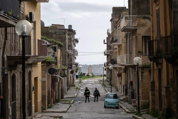 Die Feuerwehr patrouilliert durch die leeren Straßen von Niscemi.
