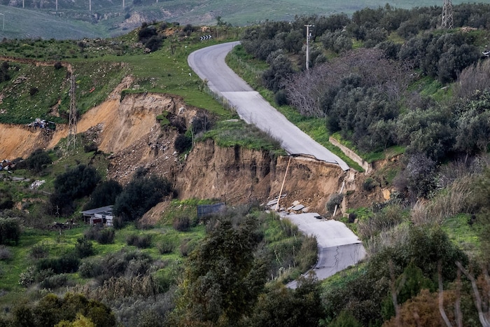 Auch die meisten Straßen in das Viertel sind zerstört.