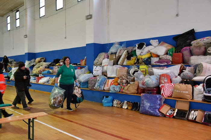 Die Sporthalle von Niscem dient als Notunterkunft. Hier türmt sich alles, was die Bewohner aus ...