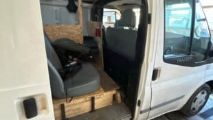 Auf Holz gebaut hatte man in diesem Kleinlaster, Sicherheitsgurte gab es nicht ...