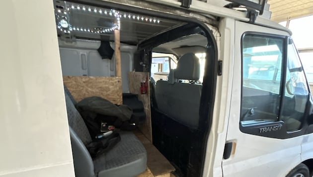 Auf Holz gebaut hatte man in diesem Kleinlaster, Sicherheitsgurte gab es nicht ...