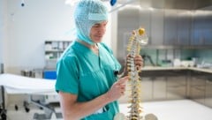 Dr. Stefan Schenk vom Orthopädischen Spital Speising verfolgt einen neuen Ansatz zur Korrektur ...