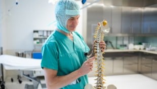 Dr. Stefan Schenk vom Orthopädischen Spital Speising verfolgt einen neuen Ansatz zur Korrektur ...