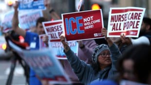 In mehreren US-Bundesstaaten gehen Menschen auf die Straße und protestieren gegen ICE.