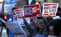 In mehreren US-Bundesstaaten gehen Menschen auf die Straße und protestieren gegen ICE.