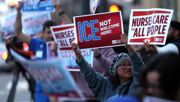 In mehreren US-Bundesstaaten gehen Menschen auf die Straße und protestieren gegen ICE.
