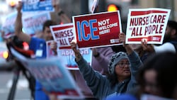 In mehreren US-Bundesstaaten gehen Menschen auf die Straße und protestieren gegen ICE.