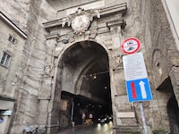 Das Durchfahrtsverbot gilt für beide Richtungen und enthält einige Ausnahmen.