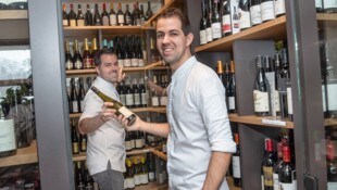 Besonders stolz sind Stefan (li.) und Martin Görg auf ihren neuen Weinkühlschrank, der inmitten ...
