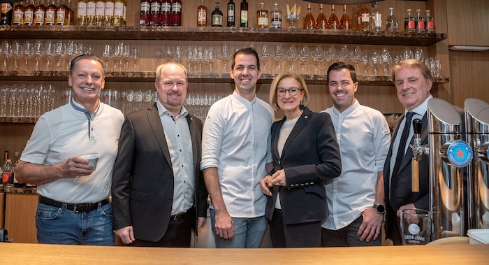 Im Bild: Karl Görg, Katzelsdorfs Bürgermeister Michael Nistl, Martin Görg, Landeshauptfrau ...