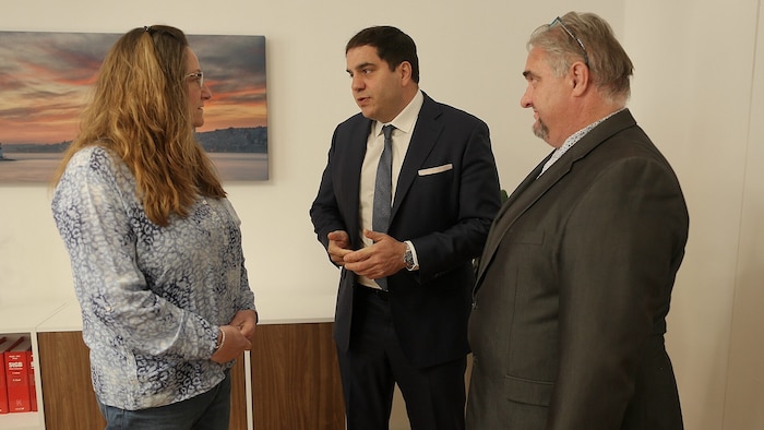 Caros Eltern, oben mit Opferanwalt Sascha Flatz (M.), hoffen, dass im Prozess endlich ihre ...