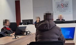 „Ich brauche die Kontrolle. Dann greife ich automatisch zum Handy“, so der Angeklagte in ...