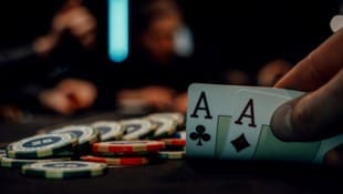 In einer Innsbrucker Wohnung haben drei Männer über Monate regelmäßig private Pokerabende ...