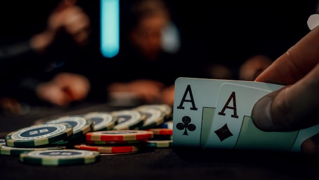 In einer Innsbrucker Wohnung haben drei Männer über Monate regelmäßig private Pokerabende ...