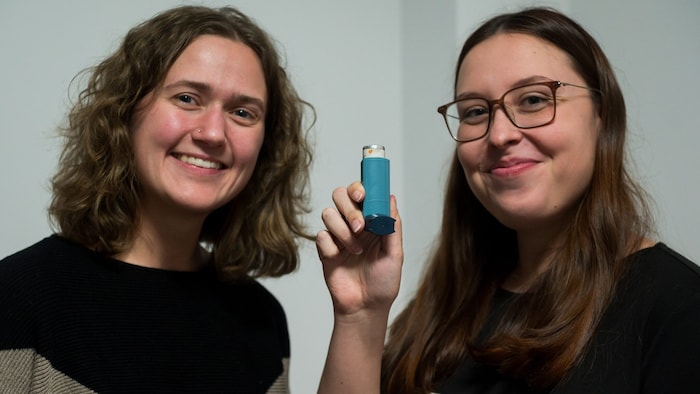 Jene Menschen, bei denen Asthma bekannt ist, besitzen meist einen Notfallspray.