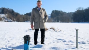 Wasser marsch: Mit einem Pendel wurde die neue Quelle gefunden, wie Bürgermeister Martin ...