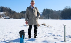 Wasser marsch: Mit einem Pendel wurde die neue Quelle gefunden, wie Bürgermeister Martin ...