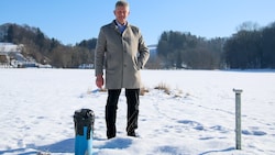 Wasser marsch: Mit einem Pendel wurde die neue Quelle gefunden, wie Bürgermeister Martin ...