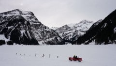 Blick vom Nordufer über den zugefrorenen Vilsalpsee.