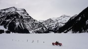 Blick vom Nordufer über den zugefrorenen Vilsalpsee.