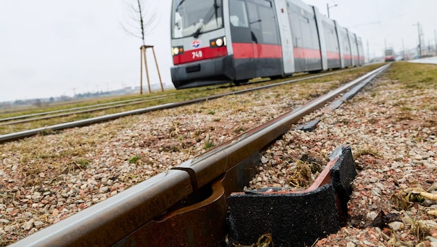 Nach nur wenigen Wochen im Einsatz brechen die neuen Gleise bereits und führen zu ...