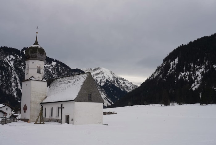 Die stattliche Mariahilfkapelle liegt direkt an der Route.