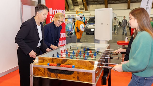 Olga Voglauer und Leonore Gewessler von den Grünen waren zu Gast auf der Klagenfurter ...