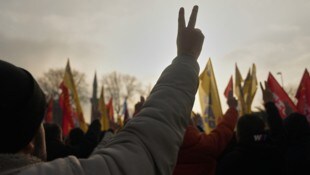 Deutsche Aktivistinnen und Aktivisten, die auf die humanitäre Notlage der Kurdinnen und Kurden ...