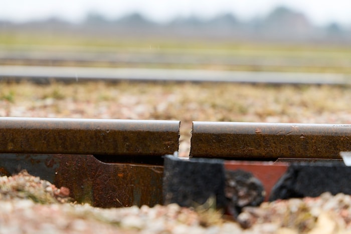 Ein nur rund vier Monate alte Gleis sollte wohl nicht so aussehen.