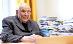 Maximilian Aichern bei einem Interview anlässlich seines 90. Geburtstages. 