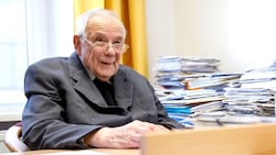 Maximilian Aichern bei einem Interview anlässlich seines 90. Geburtstages. 