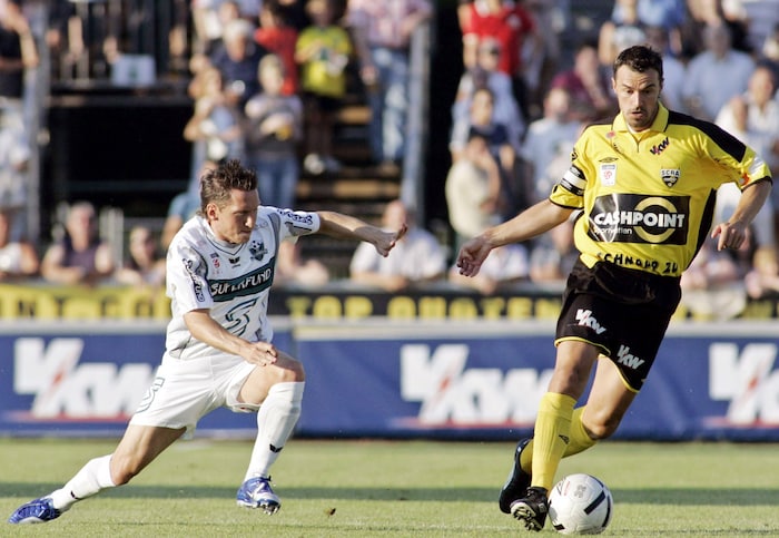 Oliver Schnellrieder (r.) führte die Altacher als Kapitän auf den Platz.