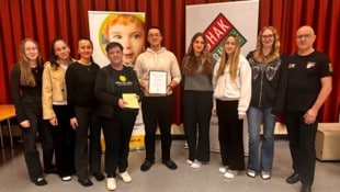 Dr. Barbara Pelzmann und (4.v.l.) und Kurt Posch (r.) vom Verein Geben für Leben überreichten ...