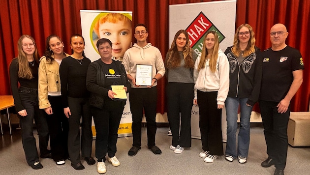 Dr. Barbara Pelzmann und (4.v.l.) und Kurt Posch (r.) vom Verein Geben für Leben überreichten ...