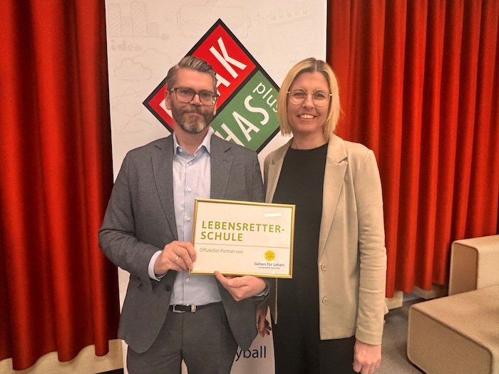 Direktor Chris Wagner und Lehrerin Angelika Heiling-Meltsch nahmen die Urkunde entgegen.