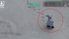 Von wegen unsichtbar: Der „Pinguin-Soldat“ konnte von einer Drohne leicht entdeckt werden.