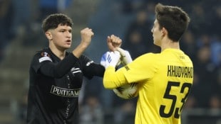 Sturm (hier Arjan Malic und Goalie Daniil Khudyakov) geht umgebaut ins Rennen.