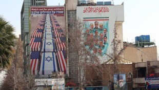 In Teheran ist Anti-Werbung für die USA und Israel zu sehen.