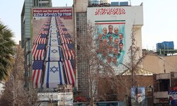 In Teheran ist Anti-Werbung für die USA und Israel zu sehen.