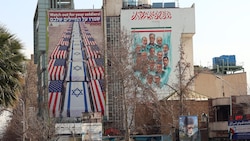 In Teheran ist Anti-Werbung für die USA und Israel zu sehen.