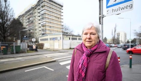 Frau K. ist alles andere als erfreut und meint resigniert: „Eine weitere Verzögerung überrascht ...