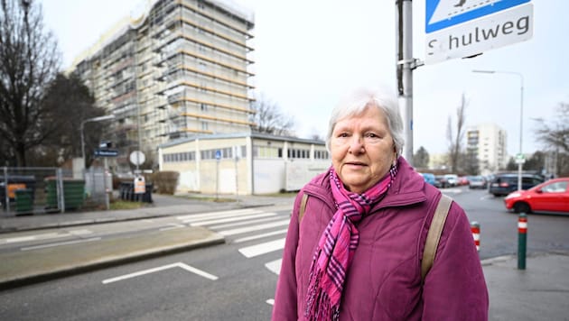 Frau K. ist alles andere als erfreut und meint resigniert: „Eine weitere Verzögerung überrascht ...