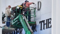 Trump ließ einfach das weltberühmte Kennedy Center nach sich benennen – das sorgt in der ...