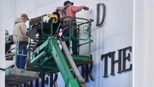 Trump ließ einfach das weltberühmte Kennedy Center nach sich benennen – das sorgt in der ...