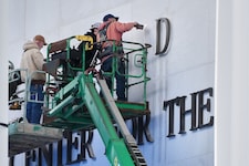 Trump ließ einfach das weltberühmte Kennedy Center nach sich benennen – das sorgt in der ...