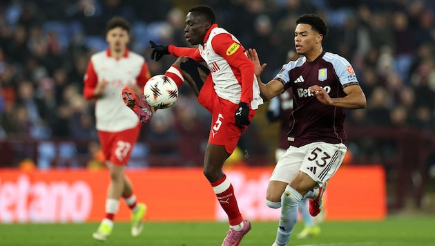 Soumaila Diabate zeigte gegen Aston Villa eine starke Leistung.