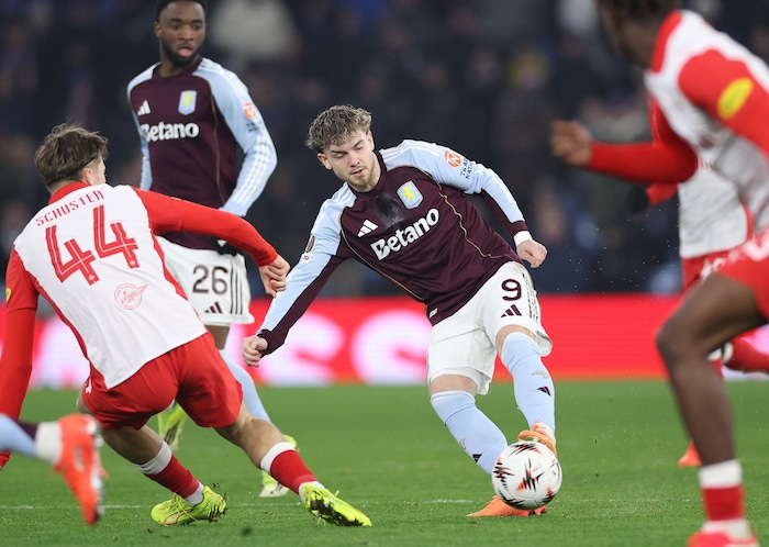 Jannik Schuster (li.).